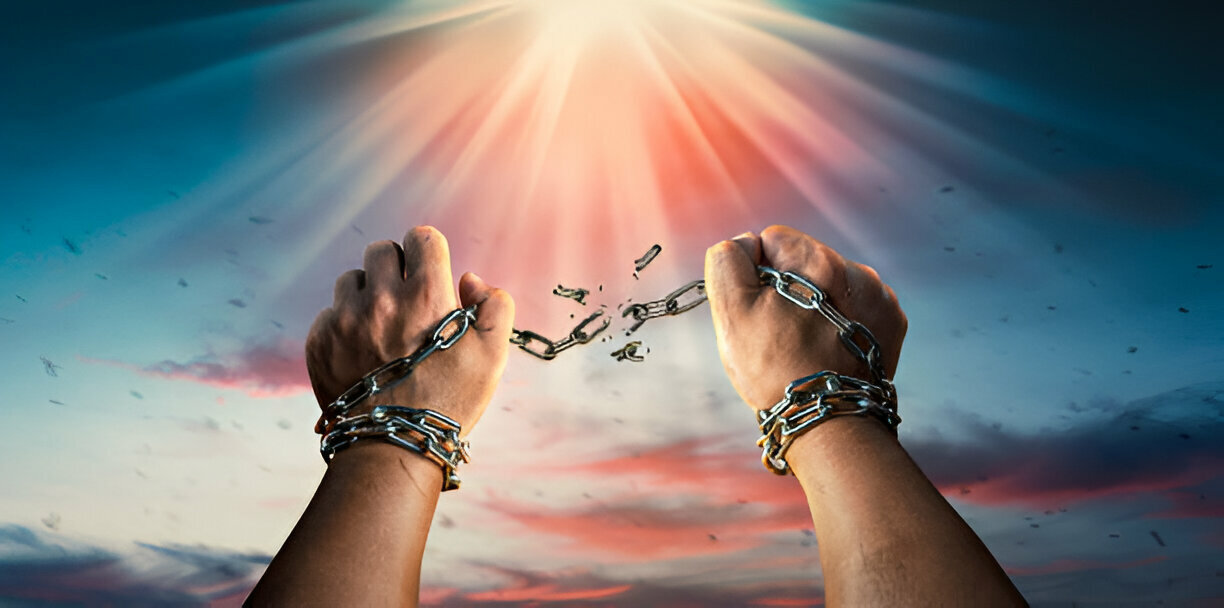 An image of a hand with a broken chain symbolizing freedom